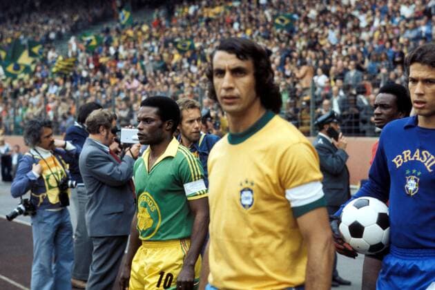 Weltmeisterschaft Vorrunde, Zaire - Brasilien in Gelsenkirchen: Die Kapitäne Mantantu Kidumu (li., Zaire) und Piazza (Brasilien) beim Einlaufen