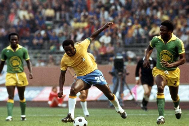 Weltmeisterschaft Vorrunde, Zaire - Brasilien in Gelsenkirchen: Edu (li., Brasilien) und Ilunga Mwepu (Zaire)