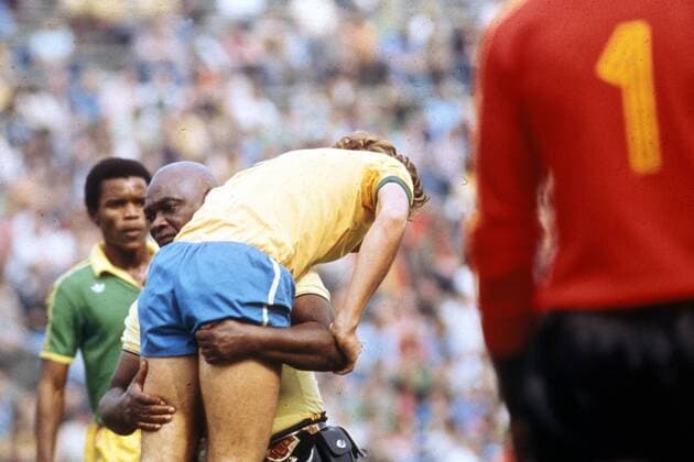 Weltmeisterschaft Vorrunde, Zaire - Brasilien in Gelsenkirchen, re.: Masseur Mario Americo trägt Leivinha (beide Brasilien)