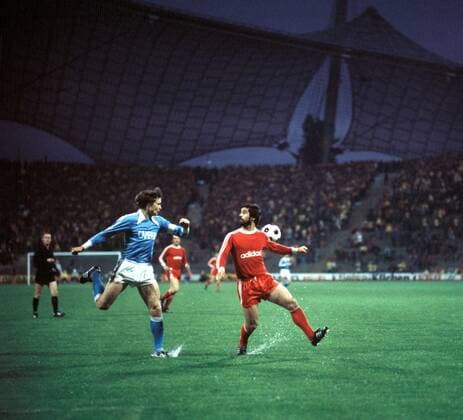DFB-Pokal Halbfinale, FC Bayern München - Hamburger SV: Peter Nogly (li., HSV) und Gerd Müller (Bayern)