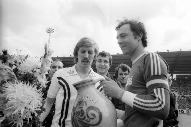 Eintracht Frankfurt - FC Bayern München: Franz Beckenbauer (re., FC Bayern München) bekommt von Jürgen Grabowski (Frankfurt) zum Abschied einen Weinkrug geschenkt