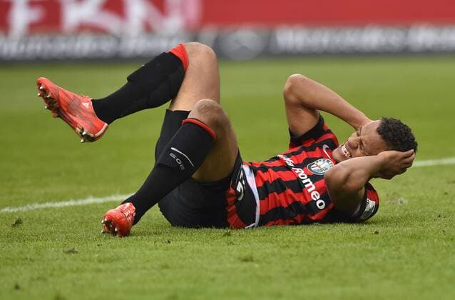 Timothy Chandler Eintracht Frankfurt verletzt am Boden Schmerz Schmerzen Verletzung VfB Stuttgart gegen Eintracht Frankfurt Fußball Herren GER 1. Bundesliga Spieltag 26 26. Spieltag Saison 2014 2015 Stuttgart Mercedes-Benz Arena 21.03.2015 VfB Stuttgart gegen Eintracht Frankfurt