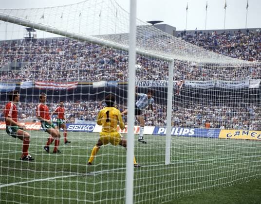 Weltmeisterschaft Vorrunde, Argentinien - Bulgarien in Mexiko-Stadt: Jorge Valdano (re., Argentinien) trifft gegen Torwart Borislaw Michajlow (Bulgarien) zum 1:0