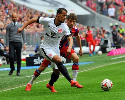 Timothy CHANDLER (Eintracht Frankfurt), Thomas MUELLER (FC Bayern Muenchen). Deutschland, Muenchen: Fussball, Bundesliga: FC Bayern Muenchen vs. Eintracht Frankfurt am 11.04.2015, Allianz Arena .