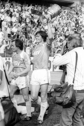 Jubel Hamburger SV - Peter Nogly präsentiert den DFB Pokal nach dem Sieg im Finale 1976