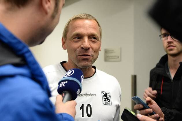 v.li.: Thomas Häßler beim Interview, TV, Fernsehen, Mikrofon, Fussball, Benefizspiel Olaf Bodden, TSV1860-Allstars - Bundesliga-Allstars, xslx