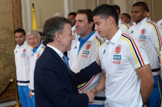 Image provided by Colombia s Presidency shows Colombian President Juan Manuel Santos (L) shaking hands with player James Rodriguez of Colombia s national soccer team, who will take part in the Copa America Chile 2015, in Bogota, capital of Colombia, on May 29, 2015. Juan Pablo Bello Colombia s Presidency) (da) (SP)COLOMBIA-BOGOTA-COPA AMERICA-SANTOS e COLOMBIA SxPRESIDENCY 