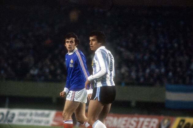 Weltmeisterschaft Vorrunde, Argentinien - Frankreich in Buenos Aires: Michel Platini (li., Frankreich) und Americo Gallego (Argentinien)