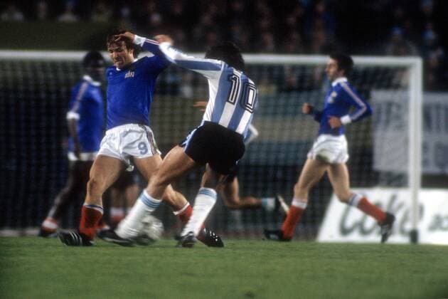 Weltmeisterschaft Vorrunde, Argentinien - Frankreich in Buenos Aires: Dominique Bathenay (li., Frankreich) gegen Mario Kempes (Argentinien)