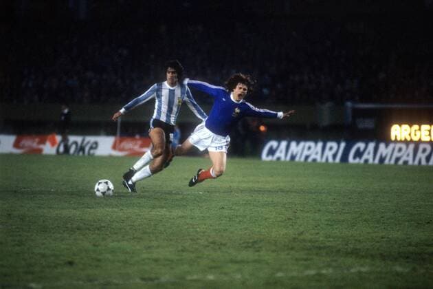 Weltmeisterschaft Vorrunde, Argentinien - Frankreich in Buenos Aires: Jorge Olguin (li., Argentinien) gegen Didier Six (Frankreich)