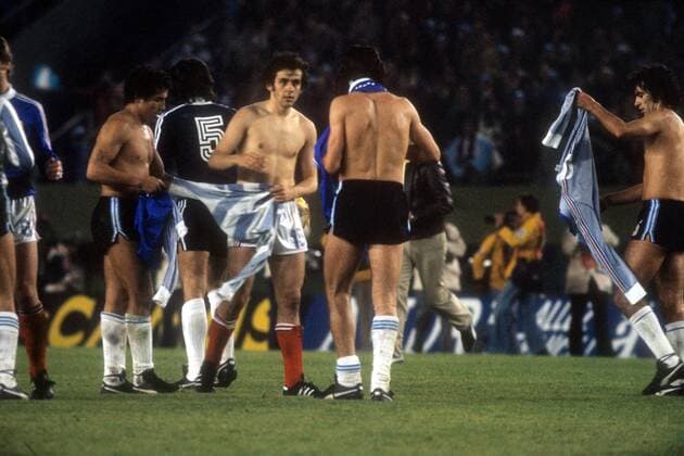 Weltmeisterschaft Vorrunde, Argentinien - Frankreich in Buenos Aires: Michel Platini (mi., Frankreich) beim Trikottausch
