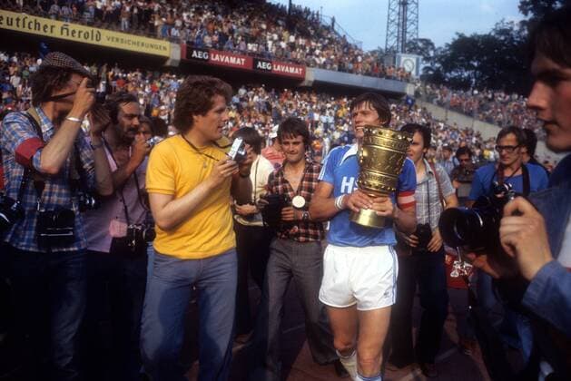 Der Hamburger SV gewinnt den DFB-Pokal: Peter Nogly mit der Trophäe auf der Ehrenrunde