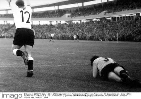 Weltmeisterschaft Vorrunde, Argentinien - BR Deutschland: Uwe Seeler (BRD) bejubelt seinen Treffer zum 1:2, re.: Federico Vairo (Argentinien)