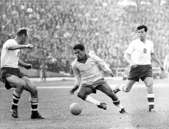 Weltmeisterschaft Finale, Brasilien - Tschechoslowakei in Santiago de Chile, v.li.: Jan Popluhar (CSSR), Garrincha (Brasilien), Josef Masopust (CSSR)