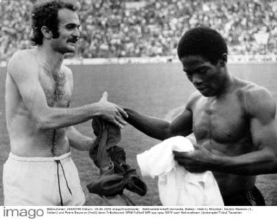 Weltmeisterschaft Vorrunde, Italien - Haiti in München: Sandro Mazzola (li., Italien) und Pierre Bayonne (Haiti) beim Trikottausch