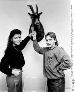 Thomas Haessler mit seiner Freundin Angela Fischer mit Geißbock 12.12.1988 HM