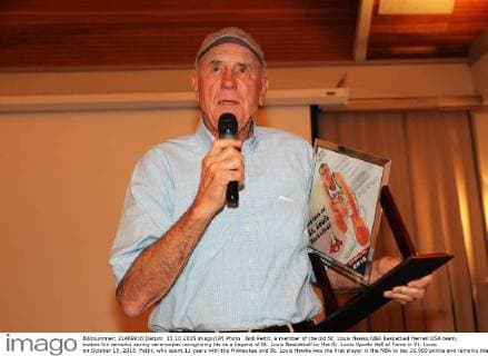 Bob Pettit, a member of the old St. Louis Hawks NBA Basketball Herren USA team, makes his remarks during ceremonies recognizing his as a Legend of St. Louis Basketball by the St. Louis Sports Hall of Fame in St. Louis on October 15, 2015. Pettit, who spent 11 years with the Milwaukee and St. Louis Hawks was the first player in the NBA to top 20,000 points and remains the only player in the NBA (1958) to score 50 points in an NBA playoff game.  SLP2015101503 BILLxGREENBLATT