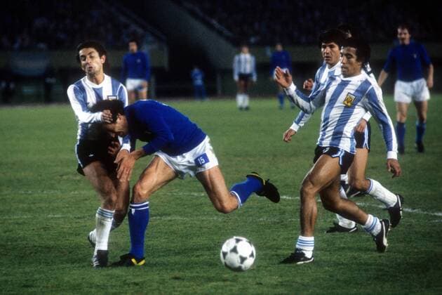 Weltmeisterschaft Vorrunde, Argentinien - Italien in Buenos Aires, v.li.: Osvaldo Ardiles (Argentinien), Renato Zaccarelli (Italien) und Americo Gallego (Argentinien)