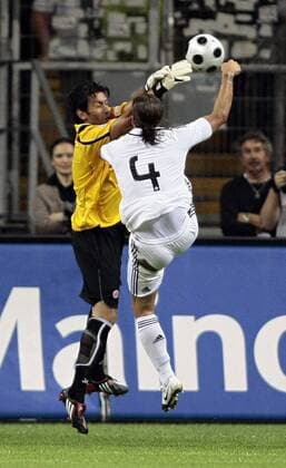 Fussball, Testspiel, Eintracht Frankfurt vs. Real Madrid Fussball, Testspiel, Eintracht Frankfurt vs. Real Madrid, Oka Nikolov (F, li), Sergio Ramos (M, re)