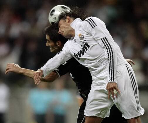 Fussball, Testspiel, Eintracht Frankfurt vs. Real Madrid Fussball, Testspiel, Eintracht Frankfurt vs. Real Madrid, Nikos Liberopoulos (F, hinten), Gabriel Heinze (M, vorne)