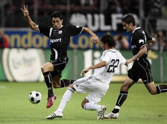 Fussball, Testspiel, Eintracht Frankfurt vs. Real Madrid Fussball, Testspiel, Eintracht Frankfurt vs. Real Madrid, Chris Christian Maicon Hening (F, li), Nikos Liberopoulos (F, re), Miguel Torres (M, mi)