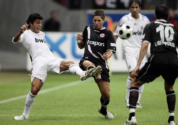 Fussball, Testspiel, Eintracht Frankfurt vs. Real Madrid Fussball, Testspiel, Eintracht Frankfurt vs. Real Madrid, Markus Steinhöfer (F, re), Miguel Torres (M, li)
