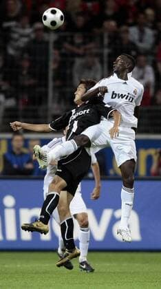 Fussball, Testspiel, Eintracht Frankfurt vs. Real Madrid Fussball, Testspiel, Eintracht Frankfurt vs. Real Madrid, Mahamadou Diarra (M, re), Junichi Inamoto (F, li)