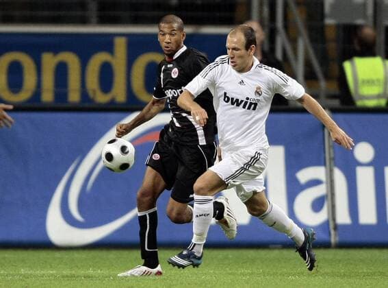 Fussball, Testspiel, Eintracht Frankfurt vs. Real Madrid Fussball, Testspiel, Eintracht Frankfurt vs. Real Madrid, Habib Bellaid (F, li), Arjen Robben (M, re)