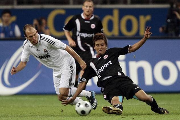 Fussball, Testspiel, Eintracht Frankfurt vs. Real Madrid Fussball, Testspiel, Eintracht Frankfurt vs. Real Madrid, Junichi Inamoto (F, re), Arjen Robben (M, li)