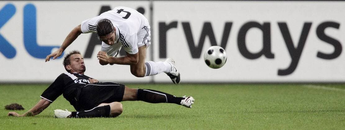 Fussball, Testspiel, Eintracht Frankfurt vs. Real Madrid Fussball, Testspiel, Eintracht Frankfurt vs. Real Madrid, Faton Toski (F, li), Sergio Ramos (M, re)
