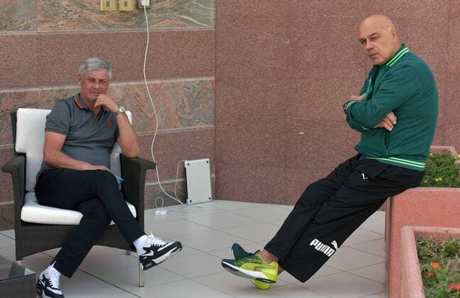 Fußball, Testspiel, Eintracht Frankfurt - Al-Ahli Jeddah 10.01.2016, xbhx, Fussball, 1.Bundesliga, Eintracht Frankfurt Trainingslager in Abu Dhabi, Testspiel, Eintracht Frankfurt - Al-Ahli Dschidda emspor v.l. Trainer Armin Veh (Eintracht Frankfurt), Trainer Christian Gross (Al Ahli) .