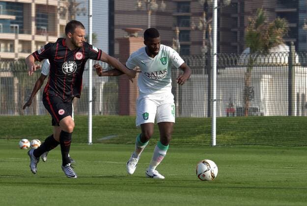 Fußball, Testspiel, Eintracht Frankfurt - Al-Ahli Jeddah 10.01.2016, xbhx, Fussball, 1.Bundesliga, Eintracht Frankfurt Trainingslager in Abu Dhabi, Testspiel, Eintracht Frankfurt - Al-Ahli Dschidda emspor v.l. Szabolcs Huszti (Eintracht Frankfurt), Osama Hawsawi (Al Ahli) .