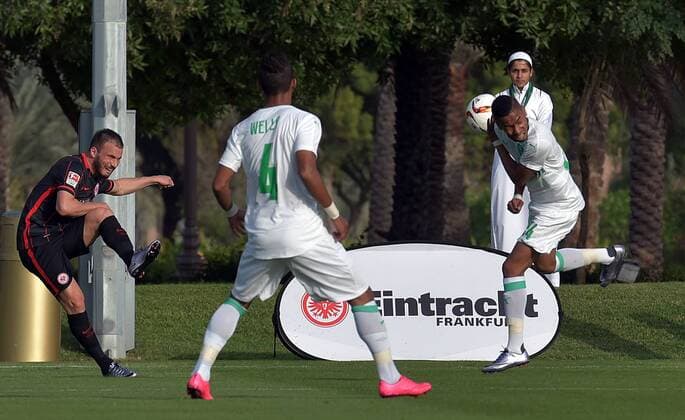 Fußball, Testspiel, Eintracht Frankfurt - Al-Ahli Jeddah 10.01.2016, xbhx, Fussball, 1.Bundesliga, Eintracht Frankfurt Trainingslager in Abu Dhabi, Testspiel, Eintracht Frankfurt - Al-Ahli Dschidda emspor v.l. Szabolcs Huszti (Eintracht Frankfurt), Salman Muwashar (Al Ahli) .