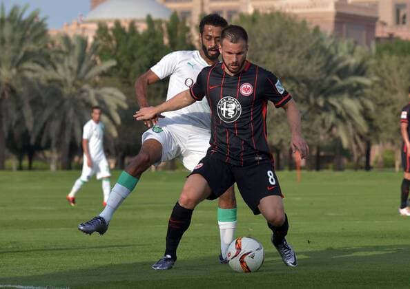 Fußball, Testspiel, Eintracht Frankfurt - Al-Ahli Jeddah 10.01.2016, xbhx, Fussball, 1.Bundesliga, Eintracht Frankfurt Trainingslager in Abu Dhabi, Testspiel, Eintracht Frankfurt - Al-Ahli Dschidda emspor v.l. Abdullah Almutairo (Al Ahli), Szabolcs Huszti (Eintracht Frankfurt) .