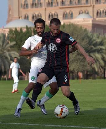 Fußball, Testspiel, Eintracht Frankfurt - Al-Ahli Jeddah 10.01.2016, xbhx, Fussball, 1.Bundesliga, Eintracht Frankfurt Trainingslager in Abu Dhabi, Testspiel, Eintracht Frankfurt - Al-Ahli Dschidda emspor v.l. Abdullah Almutairo (Al Ahli), Szabolcs Huszti (Eintracht Frankfurt) .