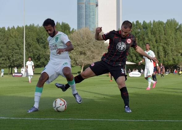 Fußball, Testspiel, Eintracht Frankfurt - Al-Ahli Jeddah 10.01.2016, xbhx, Fussball, 1.Bundesliga, Eintracht Frankfurt Trainingslager in Abu Dhabi, Testspiel, Eintracht Frankfurt - Al-Ahli Dschidda emspor v.l. Abdullah Almutairo (Al Ahli), Szabolcs Huszti (Eintracht Frankfurt) .