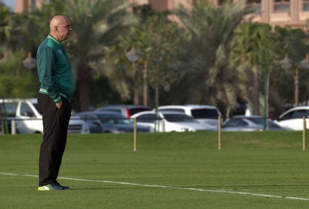 Fußball, Testspiel, Eintracht Frankfurt - Al-Ahli Jeddah 10.01.2016, xbhx, Fussball, 1.Bundesliga, Eintracht Frankfurt Trainingslager in Abu Dhabi, Testspiel, Eintracht Frankfurt - Al-Ahli Dschidda emspor v.l. Trainer Christian Gross (Al Ahli) .