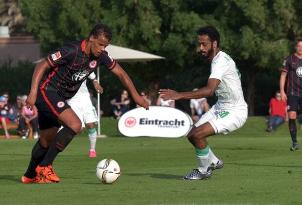 Fußball, Testspiel, Eintracht Frankfurt - Al-Ahli Jeddah 10.01.2016, xbhx, Fussball, 1.Bundesliga, Eintracht Frankfurt Trainingslager in Abu Dhabi, Testspiel, Eintracht Frankfurt - Al-Ahli Dschidda emspor v.l. Timothy Chandler (Eintracht Frankfurt), Abdullah Almutairo (Al Ahli) .