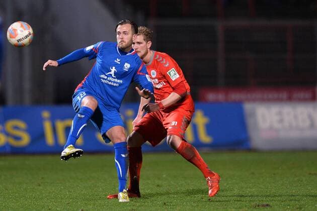 Fußball Regionalliga West 22. Spieltag Rot-Weiß Oberhausen - Rot Weiss Ahlen am 05.02.2016 im Stadion Niederrhein in Oberhausen Damir Ivancicevic ( Ahlen ), vorne - Feilx Haas ( Oberhausen ), hinten Foto: Osnapix TT