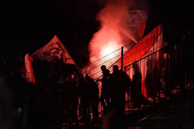 Fußball Regionalliga West 22. Spieltag Rot-Weiß Oberhausen - Rot Weiss Ahlen am 05.02.2016 im Stadion Niederrhein in Oberhausen Ahlener Fans zünden Bengalos im Block Foto: Osnapix TT