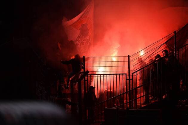 Fußball Regionalliga West 22. Spieltag Rot-Weiß Oberhausen - Rot Weiss Ahlen am 05.02.2016 im Stadion Niederrhein in Oberhausen Ahlener Fans zünden Bengalos im Block Foto: Osnapix TT