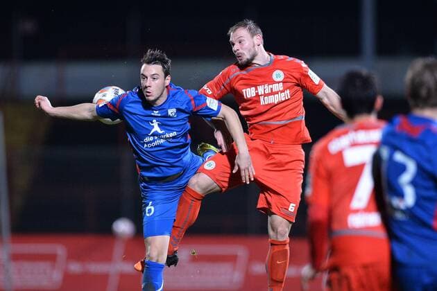 Fußball Regionalliga West 22. Spieltag Rot-Weiß Oberhausen - Rot Weiss Ahlen am 05.02.2016 im Stadion Niederrhein in Oberhausen Felix Bechtold ( Ahlen ), links - Felix Herzenbruch ( Oberhausen ), rechts Foto: Osnapix TT