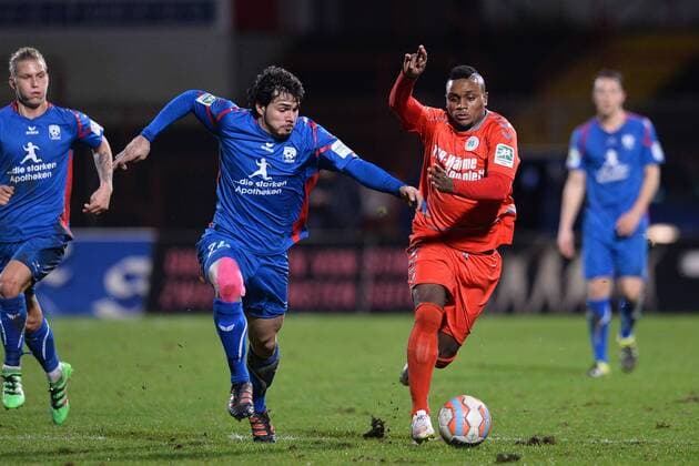 Fußball Regionalliga West 22. Spieltag Rot-Weiß Oberhausen - Rot Weiss Ahlen am 05.02.2016 im Stadion Niederrhein in Oberhausen Marco Fiore ( Ahlen ), links - Arnold Budimbu ( Oberhausen ), rechts Foto: Osnapix TT