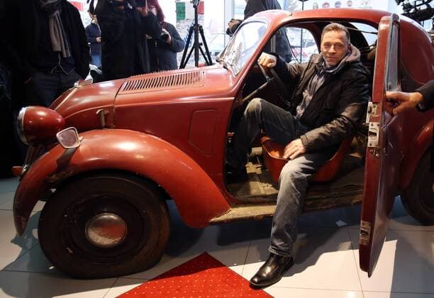 Thomas Häßler in einem FIAT Oldtimer Pressekonferenz zur offiziellen Vorstellung des Trainers im Bernd Quinque Autohaus Thomas Häßler wird Trainer beim Berliner Club Italia Fußball Fussball Saison 2016 2017 08.02.2016