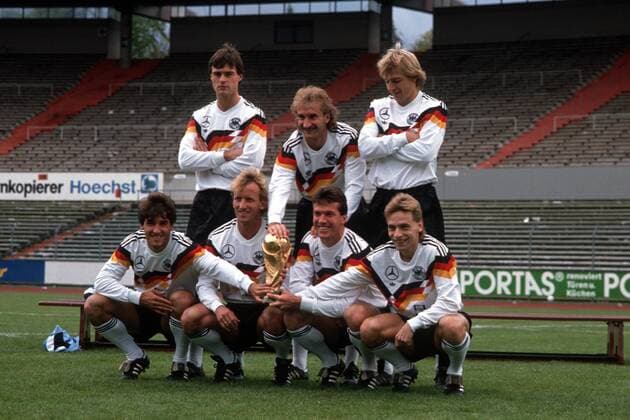Nationalteam BR Deutschland, Weltmeister 1990, präsentiert den FIFA WM Pokal, hi.v.li.: Thomas Berthold, Rudi Völler, Jürgen Klinsmann, vorn: Karl Heinz Riedle, Andreas Brehme, Lothar Matthäus, Thomas Häßler