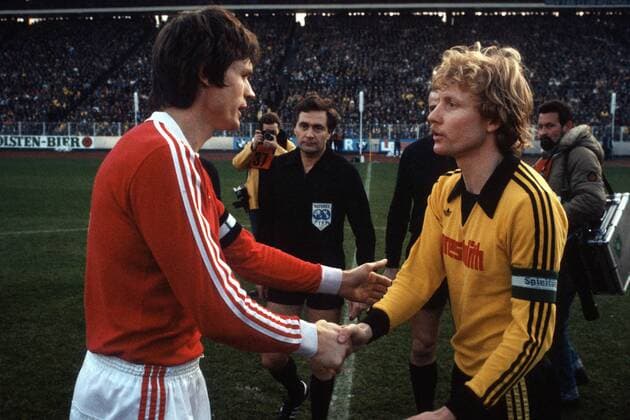 Peter Nogly (Hamburger SV) und Manfred Burgsmüller (Borussia Dortmund), dahinter FIFA Schiedsrichter Heinz Aldinger