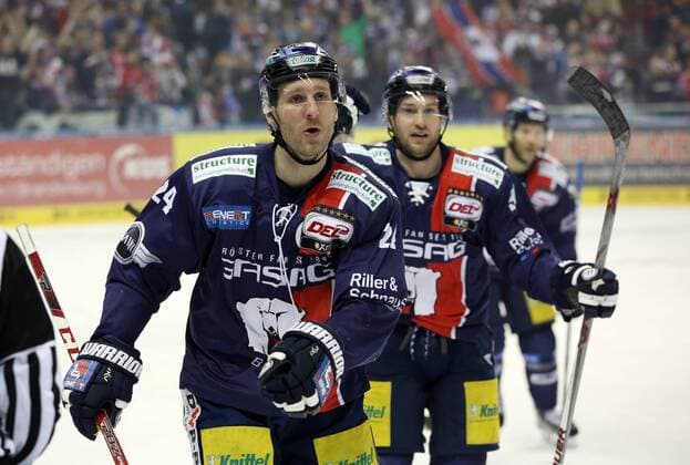 Andre Rankel Aktion Oberkoerper Oberkörper Eishockey Deutsche Eishockey Liga DEL Saison 2015 2016 20.03.2016 EHC Eisbären Berlin vs. Kölner Haie