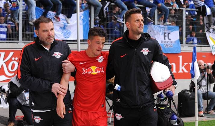 Diego Demme ( mitte ) wird von Dr. Striegler ( links ) und Physiotherapeut Alexander Sekora ( rechts beide RB Leipzig ) wird verletzt benommen vom Feld gefuehrt. 15.05.2016 --- Fussball --- 2. Bundesliga --- MSV Duisburg vs RB Leipzig Duisburg Copyright: Thienelx Eibner-Pressefoto EP_ttl
