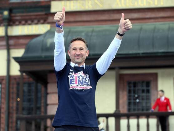 Fußball, Aufstiegsfeier RB Leipzig RB Leipzig - Aufstiegsfeier Fußball 2.Bundesliga Leipzig, 16.05.2016, Marktplatz Leipzig, Fußball, RasenBallsport Leipzig. , Erstklassig feiern! RB Leipzig feiert den Aufstieg in die 1. Bundesliga. , Im Bild: Co-Trainer Achim Beierlorzer. ,