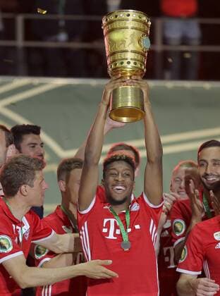 Kingsley COMAN, FCB 29 DFB-Pokal, Trophaee, Pott, Pokal, BORUSSIA DORTMUND - FC BAYERN MUENCHEN 3-4 n.E. Fussball DFB Pokal Finale , Berlin, am 21.05.2016 Saison1516 , Saison 2015 2016, DFB-Pokal
